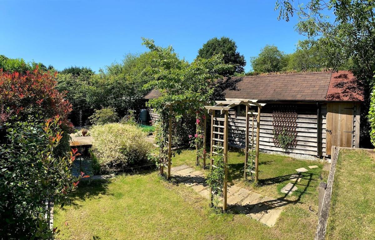 فيلا The Tool Shed Nestled In Idyllic Countryside Linchmere المظهر الخارجي الصورة